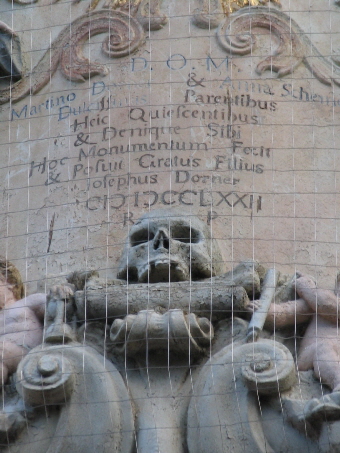 Epitaph über dem Hauptportal Kirche Kirchhofen